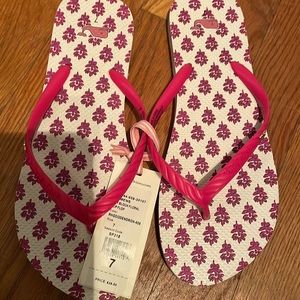 NWT Vineyard Vines Flip flops with Bonus Item
